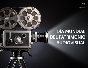 Obraz premium Dia mundial del patrimonio audiovisual 27 de octubre con una Cámara de cine antigua proyectando luz conmemorando como homenaje a la preservación de la memoria visual y sonora de la humanidad