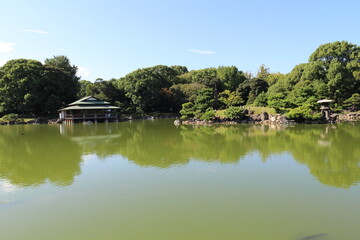 Obraz premium Ryotei House and Dai-Sensui Pond in Kiyosumi Garden, Tokyo, Japan