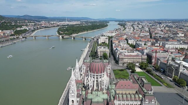Vue a&eacute;rienne panoramique de la ville capitale Budapest avec parlement hongrois Orsz&aacute;gh&aacute;z gothique en bord de rivi&egrave;re Danube, Hongrie, Europe
