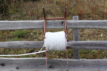 Kabelrolle für einen elektrischen Zaun um die Weide.