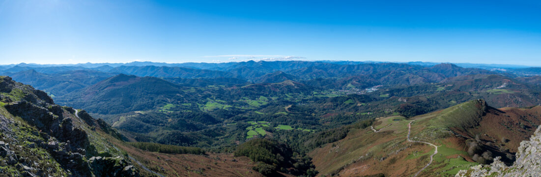 Vue panoramique des montagnes des Pyr&eacute;n&eacute;es en Navarre, dans le Pays Basque espagnol, depuis le sommet de La Rhune &eacute;galement connu sous le nom  basque de Larrun (901 m), &agrave; la fronti&egrave;re franco-espagnole
