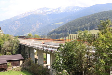 Brückenreparatur in den Dolomiten.