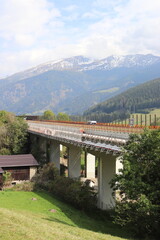 Br&uuml;ckenreparatur in den Dolomiten. Autobahnbr&uuml;cke.