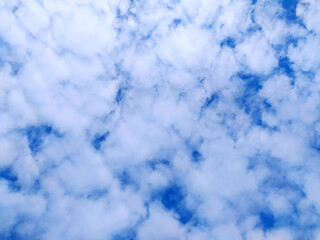 Obraz premium Clear blue sky texture and white fluffy cloud nature background. The sun shines bright in the daytime in summer