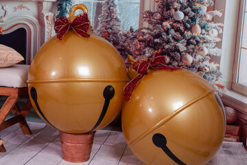 cascabeles gigantes sobre fondo navideño