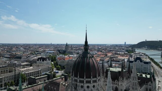 Vue a&eacute;rienne panoramique de la ville capitale Budapest avec parlement hongrois Orsz&aacute;gh&aacute;z gothique en bord de rivi&egrave;re Danube, Hongrie, Europe
