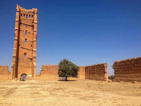 The remains of the minaret of the Mansoura mosque The tower of Mansoura. Tlemcen