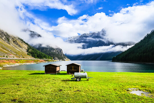 Livigno, Stausee, See, Speichersee, Lago di Livigno, Bergstrasse, Tunnel, Zoll, Dorf, Wanderweg, Seeufer, Landwirtschaft, Felder, Nationalpark, Bergtal, Herbst, Italien