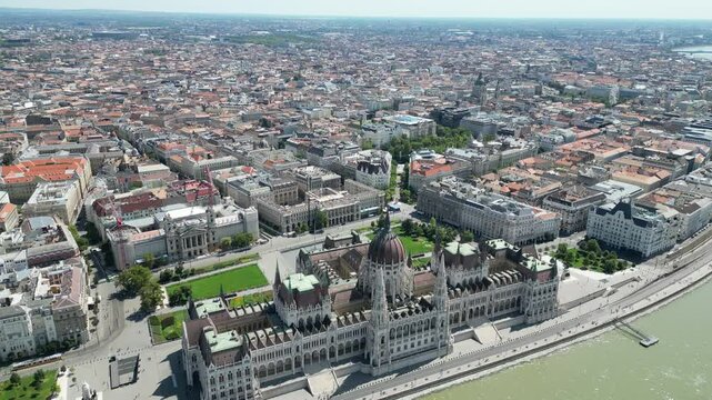 Vue a&eacute;rienne panoramique de la ville capitale Budapest avec parlement hongrois Orsz&aacute;gh&aacute;z gothique en bord de rivi&egrave;re Danube, Hongrie, Europe
