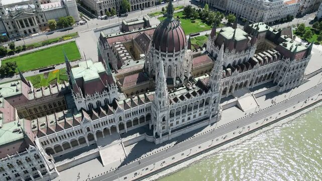 Vue a&eacute;rienne panoramique de la ville capitale Budapest avec parlement hongrois Orsz&aacute;gh&aacute;z gothique en bord de rivi&egrave;re Danube, Hongrie, Europe
