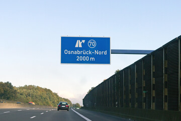 Verkehrswegweiser auf Autobahn A1,Ausfahrt 70, Osnabrück-Nord in Richtung Bremen