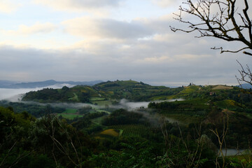 Paesaggio delle Langhe in una mattina di nuvole basse a Rocchetta Palafea in provincia di Asti,...