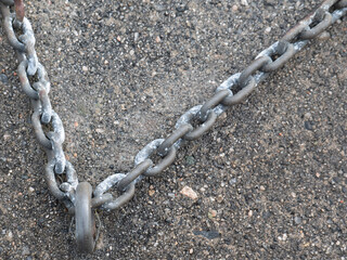schwere Gliederkette im Boden verankert