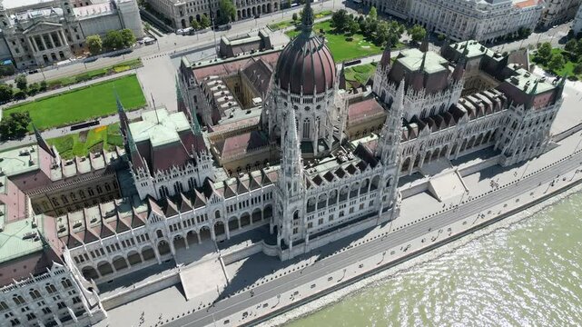 Vue a&eacute;rienne panoramique de la ville capitale Budapest avec parlement hongrois Orsz&aacute;gh&aacute;z gothique en bord de rivi&egrave;re Danube, Hongrie, Europe
