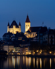 Fototapeta premium Schloss Thun in der blauen Stunde