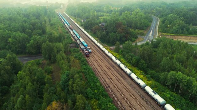 Pociąg cysterny z paliwem na bocznicy kolejowej &ndash; widok z drona, przemysł i transport w wojew&oacute;dztwie śląskim