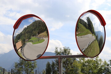 Verkehrsspiegel in den Bergen.