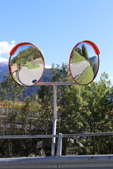 Verkehrsspiegel in den Bergen.