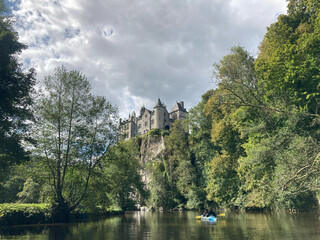 Das Château de Walzin bei Dinant hoch über dem Fluss Lesse, Ardennen, Provinz Namur, Belgien