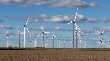 Windpark mit vielen Windrädern bei Struckum in Nordfriesland Schleswig-Holstein, Deutschland.