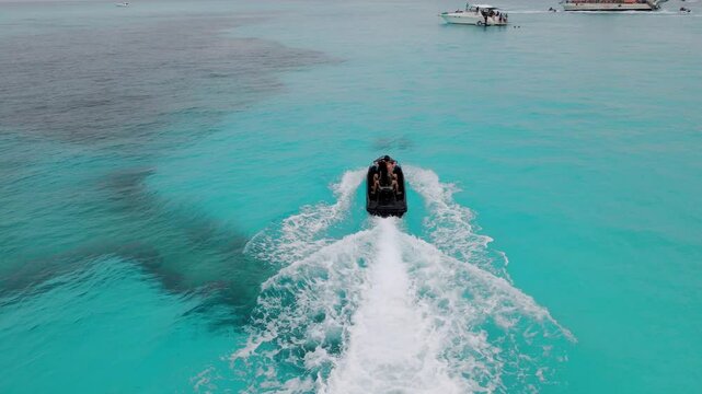 video de Jetskis andando alrededor de Yates en Isla Mujeres, Mexico.