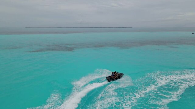 video de Jetskis andando alrededor de Yates en Isla Mujeres, Mexico.