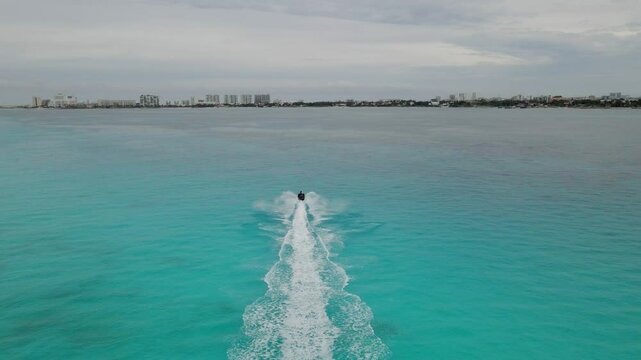 video de Jetskis andando alrededor de Yates en Isla Mujeres, Mexico.