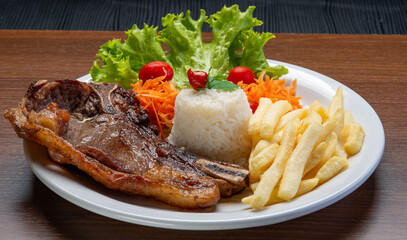 Filet with fries, served with rice and lettuce, tomato and carrot salad