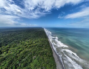 Zona atlántica de Costa Rica, ríos enormes y mucha vegetación.