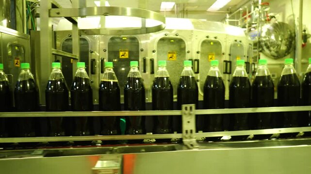 Linea de producci&oacute;n de una embotelladora, linea de plastico