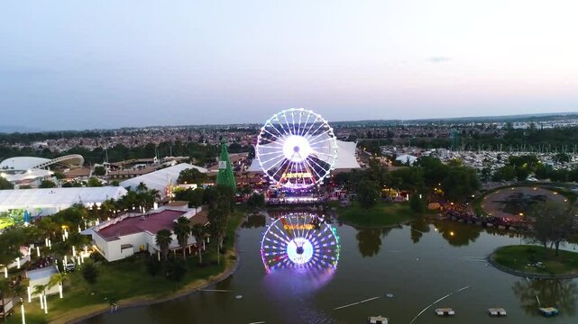 Vista a&eacute;rea de una feria colorida con una rueda de la fortuna 