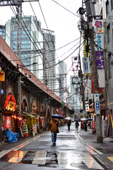 雨の日の新橋駅烏森口から眺めるガード下飲食店街の様子