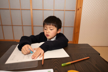 勉強する子供