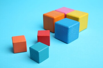 Obraz premium Many colorful cubes on light blue background