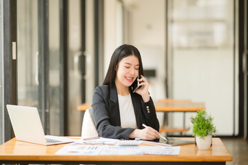 Obraz premium Asian business woman working and talking at the office 