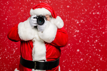 Portrait of focused elderly santa claus hipster take photo of his christmas time voyage abroad wear...