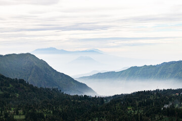 Obraz premium Low clouds are covering a mountain valley in java, indonesia