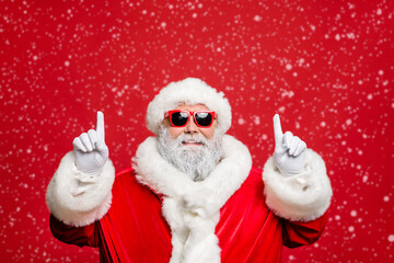 Close up photo of cheerful funny hipster christmas father indicate new year resolution follow magic fairy sales wear stylish cap hat eyewear eyeglasses isolated over red color background