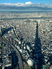 東京スカイツリーの影と町