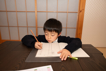 勉強する子供