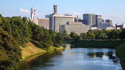 お濠越しに見える都会