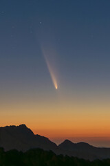 越後駒ヶ岳に沈む紫金山・アトラス彗星