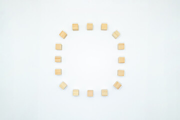 白い背景のブロックを並べた角が丸い四角形のアイコンのフレーム