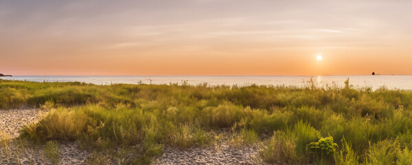 Obraz premium Golden Sunset over a Sandy Beach landscape view point.