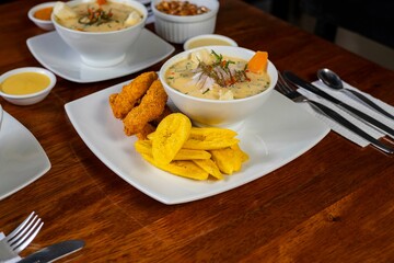 Leche de Tigre con chicharrón de pescado y plátanos fritos