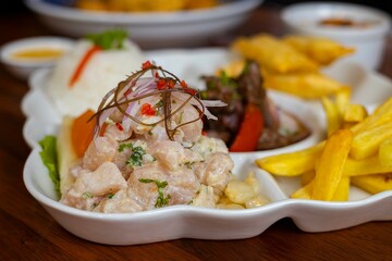 Ceviche de pescado en ronda criolla