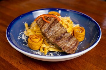 Lomo fino con spaguetti en salsa huancaina