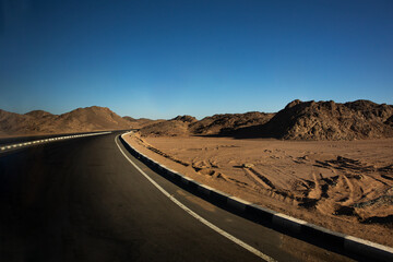 droga przez pustynie.