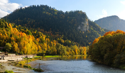 Kolorowa jesień nad Dunajcem