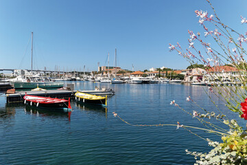 Martigues est une commune française des Bouches-du-Rhône en région Provence-Alpes-Côte d'Azur, également connue sous le surnom de « Venise provençale »